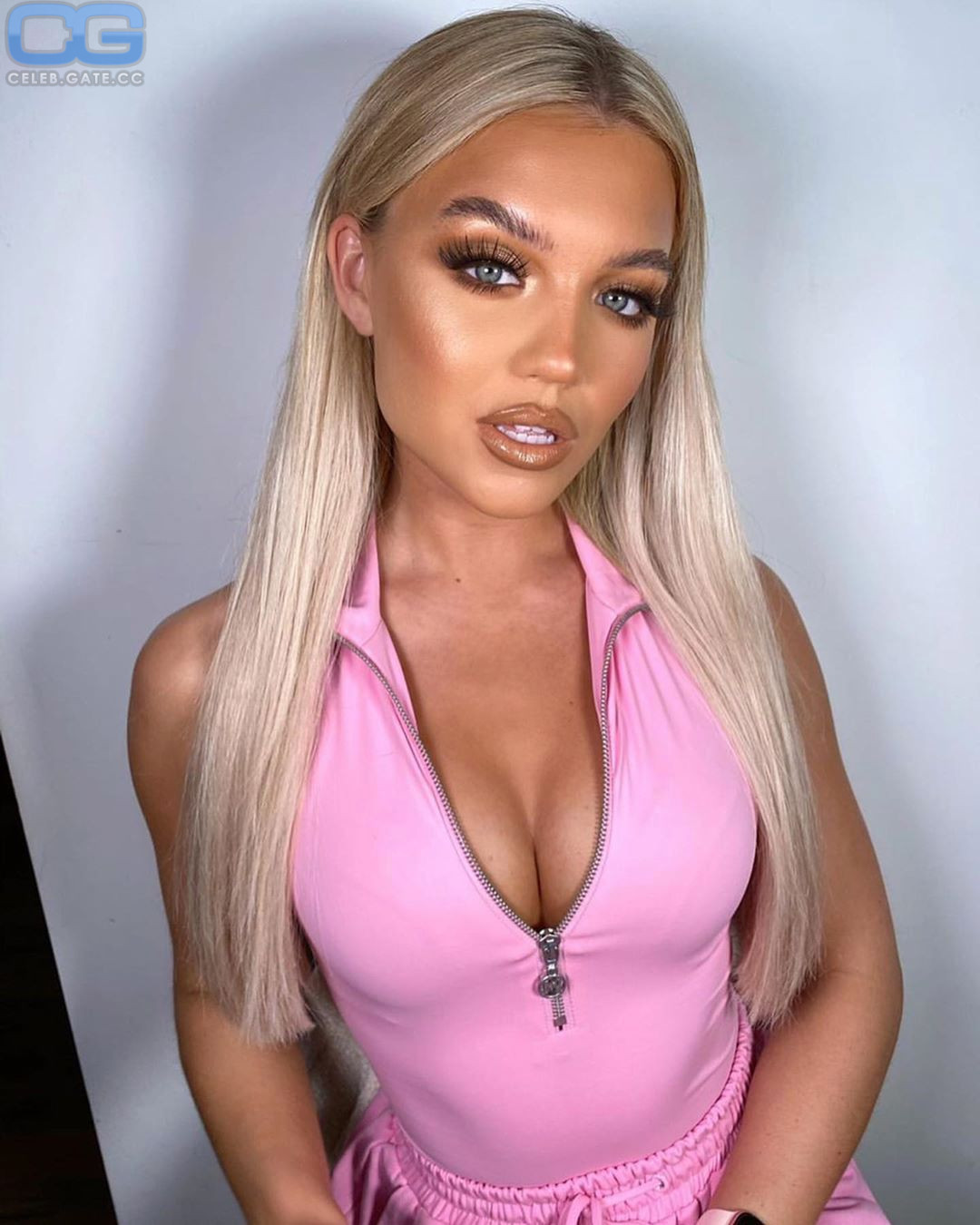 Love Islands Molly Smith Looks Unrecognisable In Pictures Taken Before