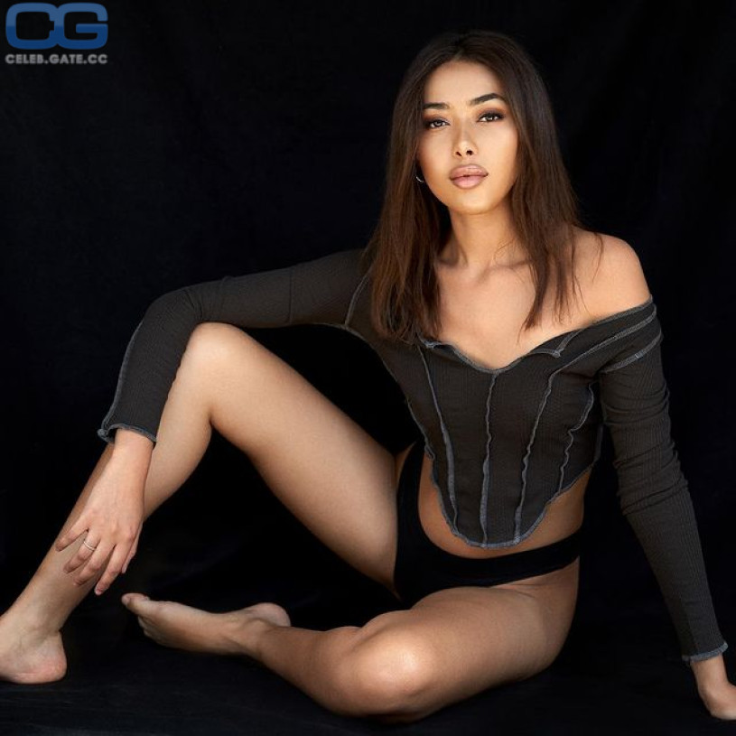 Sienna Hubert-Ross nackt, Nacktbilder, Playboy, Nacktfotos, Fakes, Oben