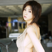 Aki Hoshino 