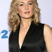 Amy Carlson braless