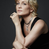 Amy Carlson 