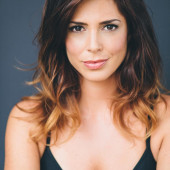 Cindy Sampson cleavage