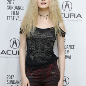 Elena Kampouris 