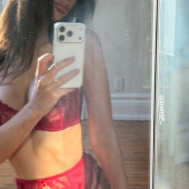Emily Ratajkowski 