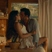 Hande Ercel 
