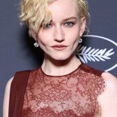 Julia Garner 