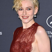 Julia Garner 