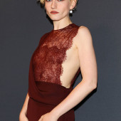 Julia Garner 