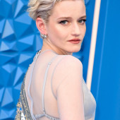 Julia Garner 