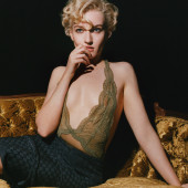 Julia Garner 