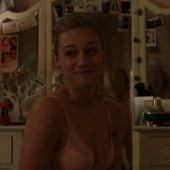 Lili Reinhart 