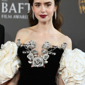 Lily Collins 