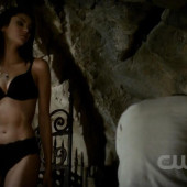 Nina Dobrev 