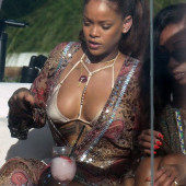 Rihanna paparazzi