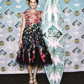 Shelley Hennig 