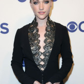 Violett Beane 