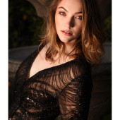 Violett Beane 