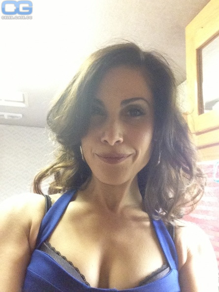 Carly Pope 