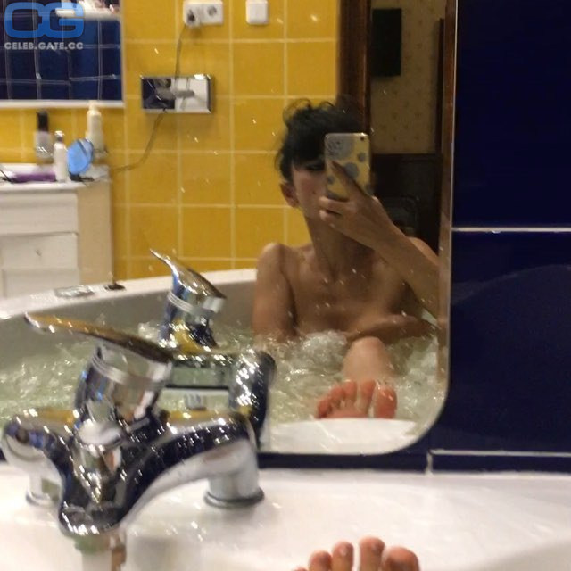 Bai Ling naked-selfie