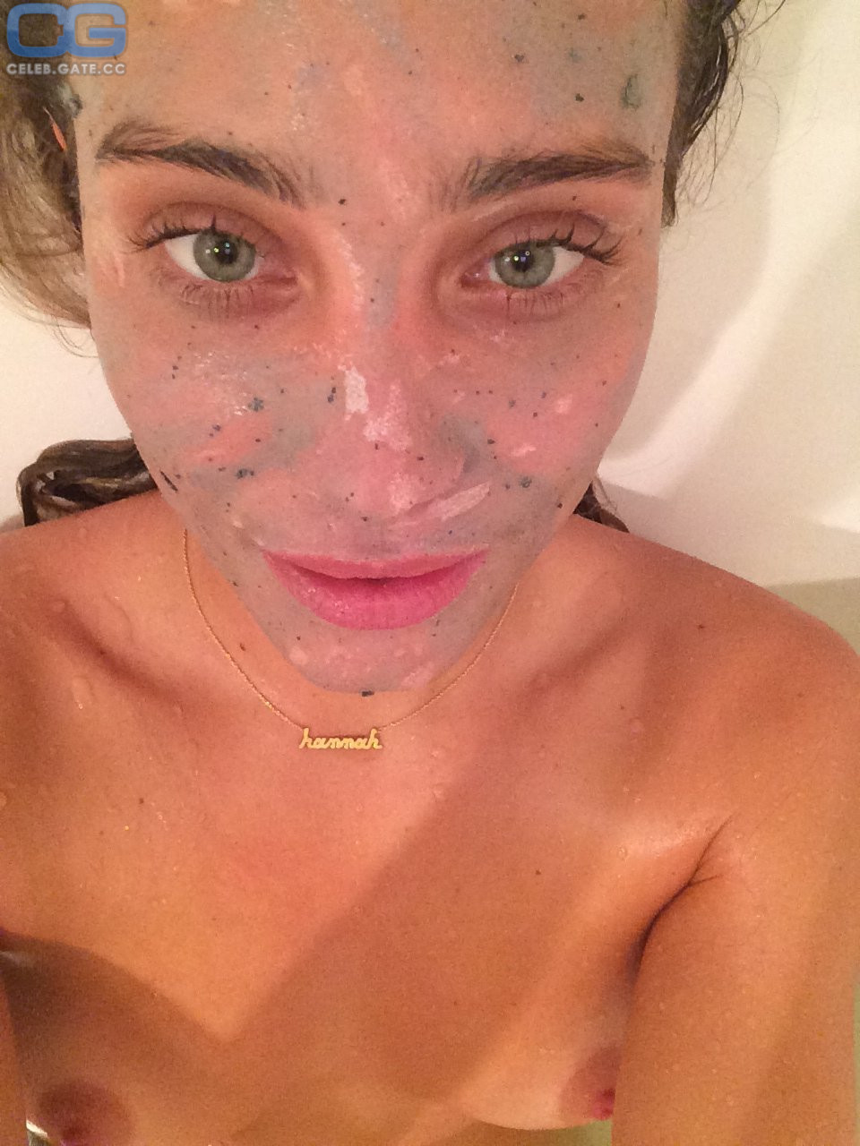 Hannah Davis topless-selfie