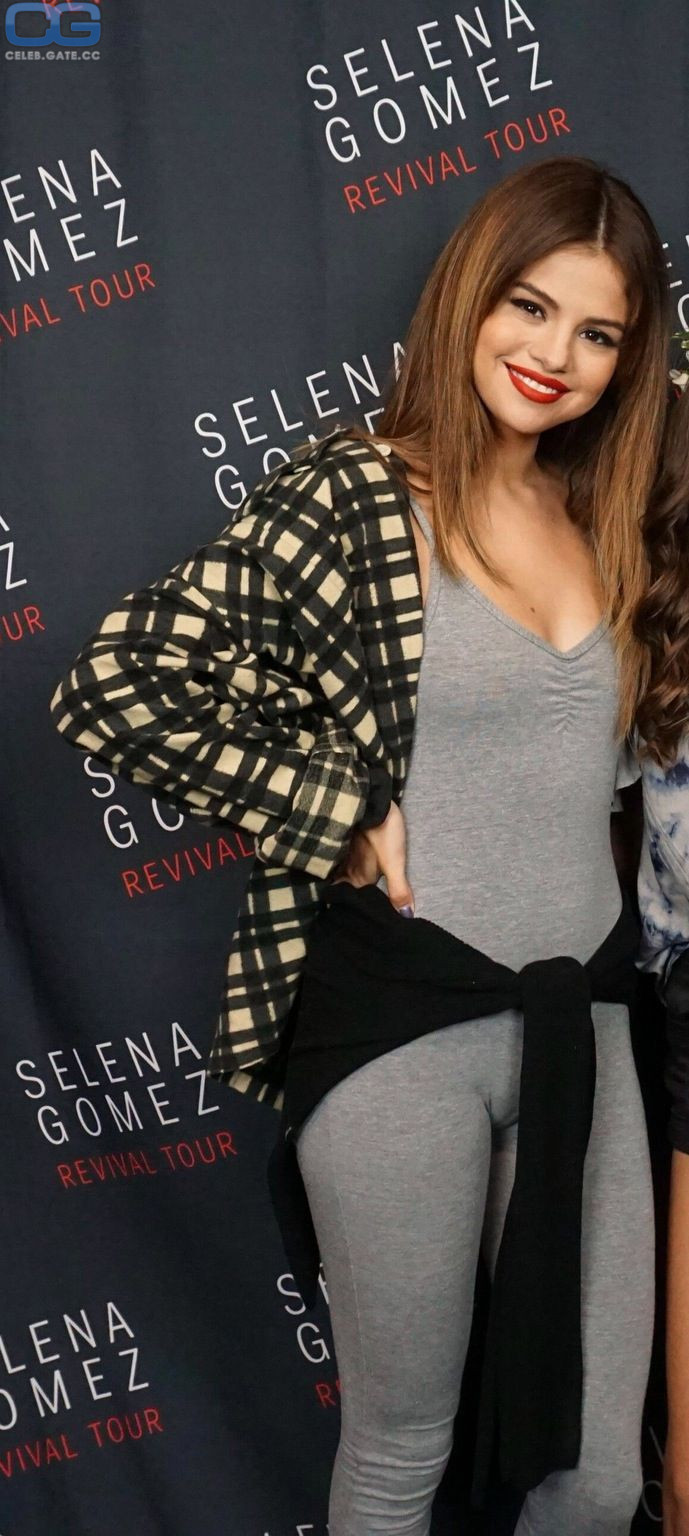 Selena Gomez cameltoe