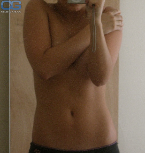Alexandra Chando topless photo