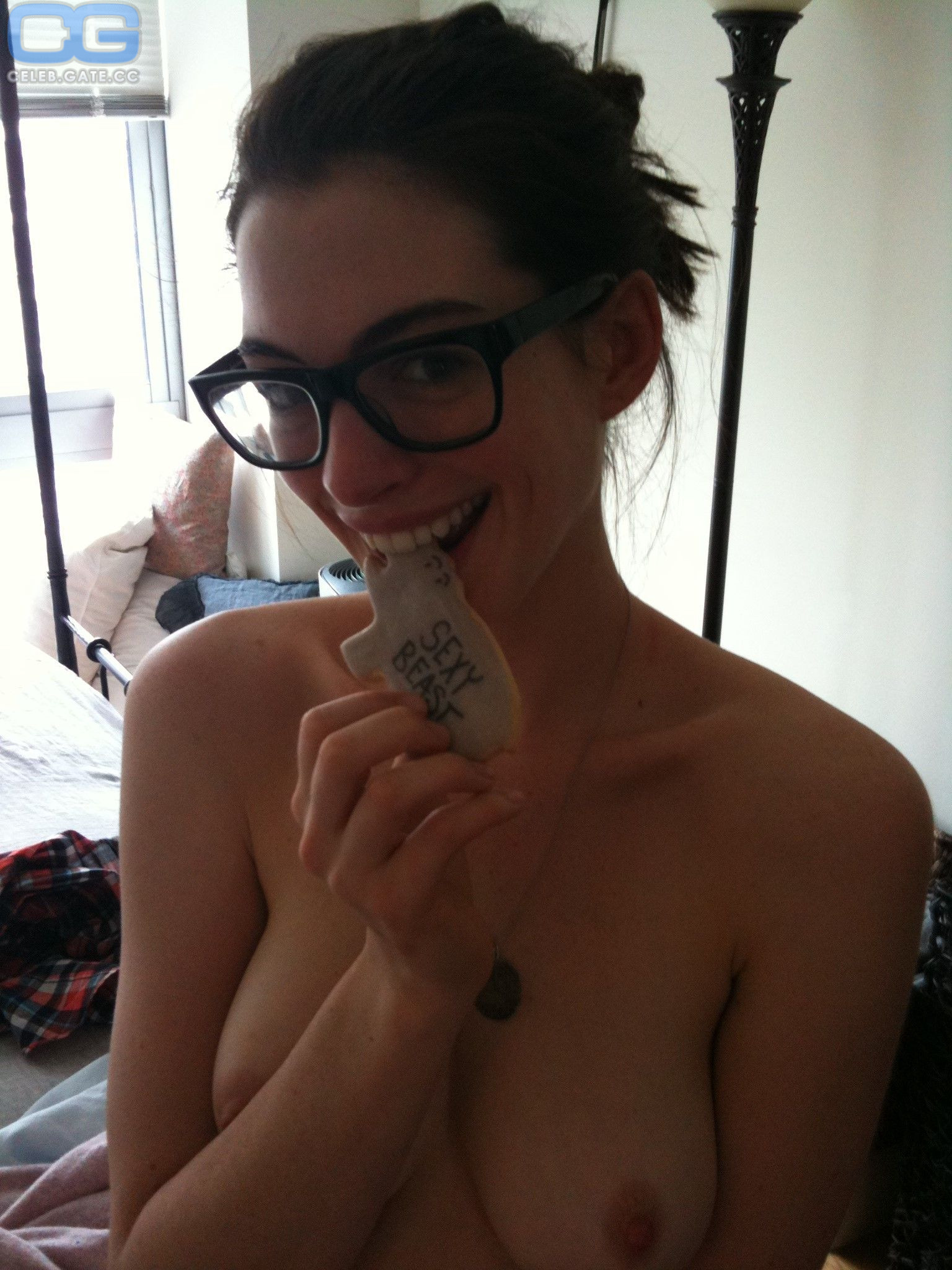 Anne Hathaway  nackt