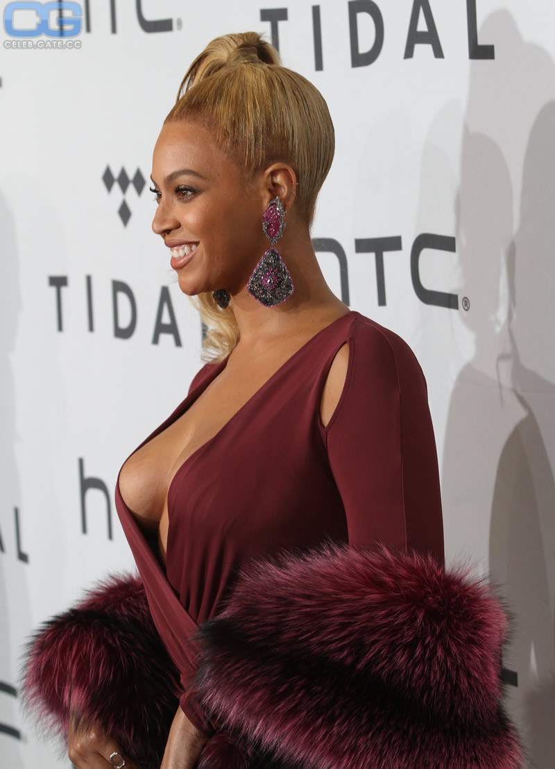 Beyonce Knowles nipple slip