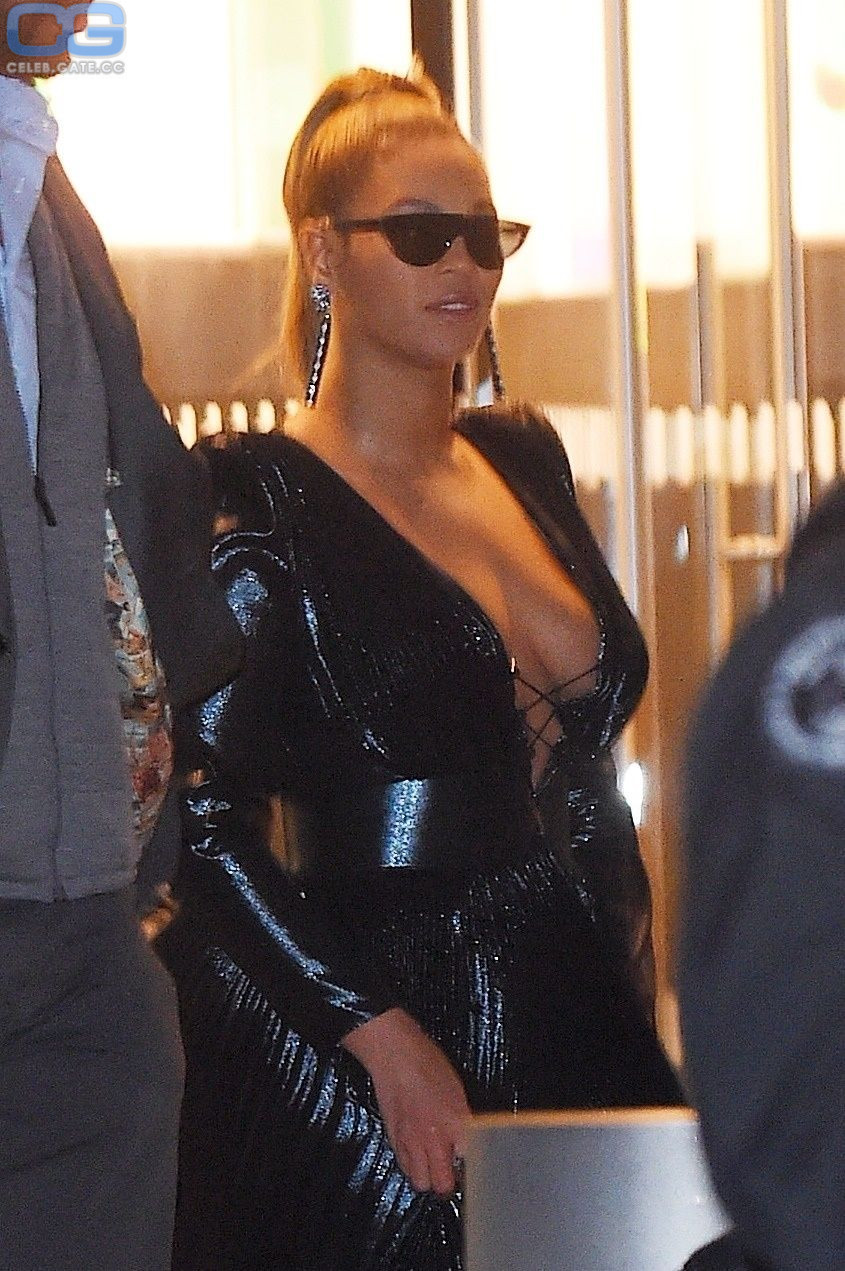 Beyonce Knowles sideboob