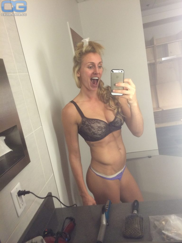 Flair nackt Charlotte  WWE: Charlotte