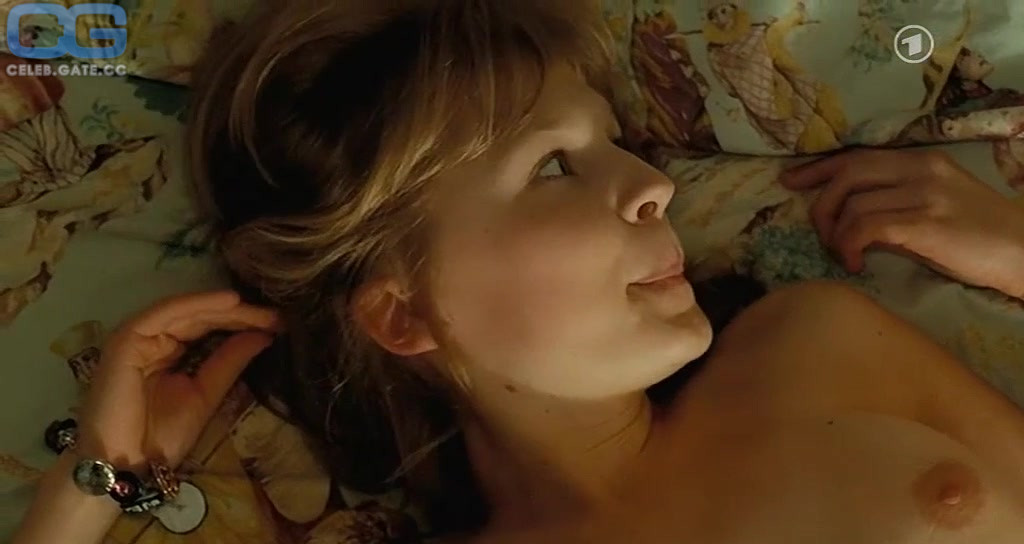 Clemence Poesy 