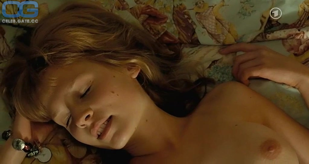 Clemence Poesy 