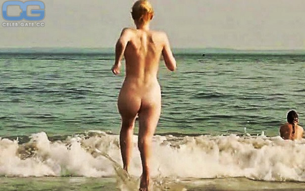 Nude dakota fanning Elizabeth Olsen