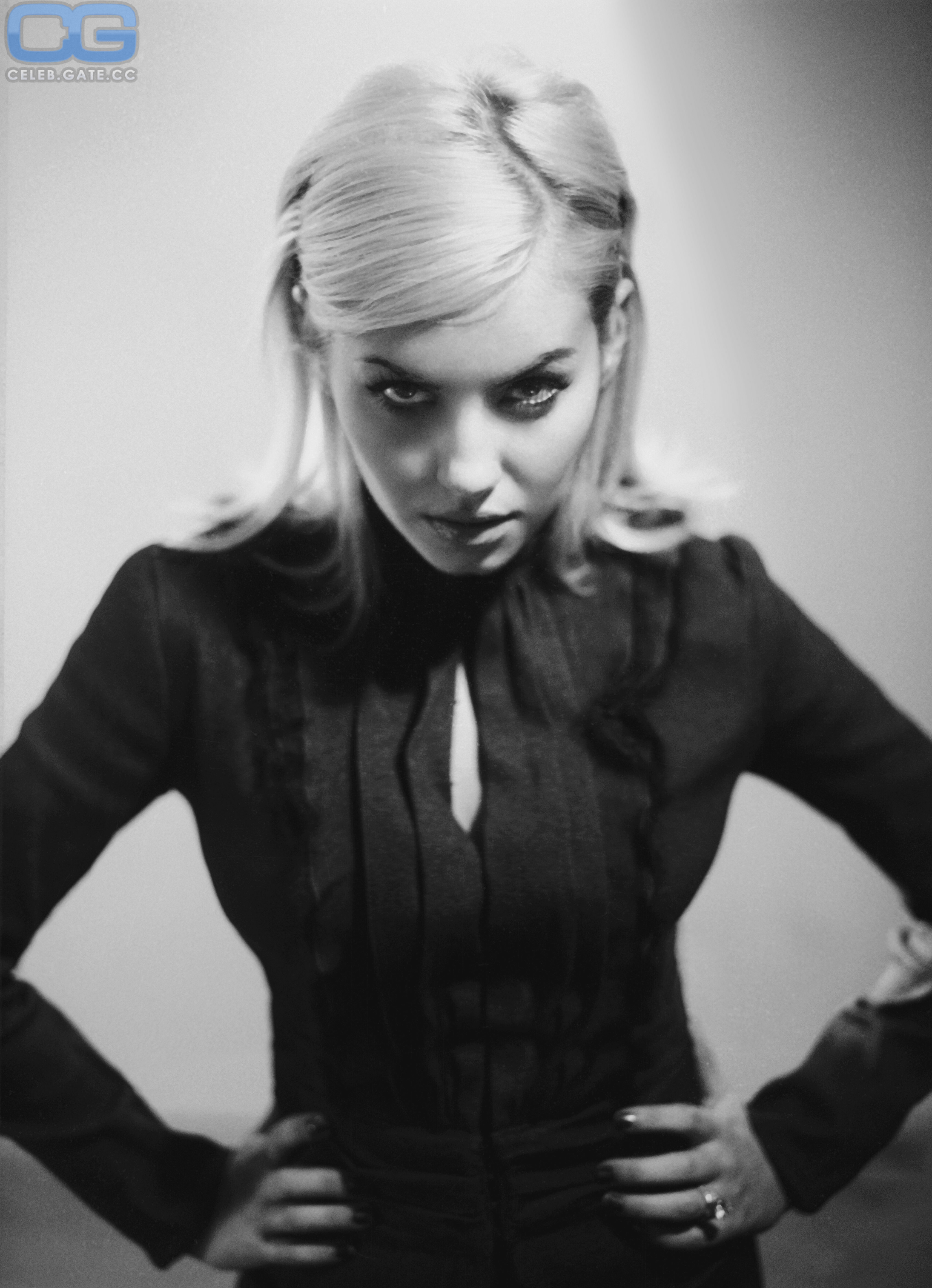 Elisha Cuthbert 