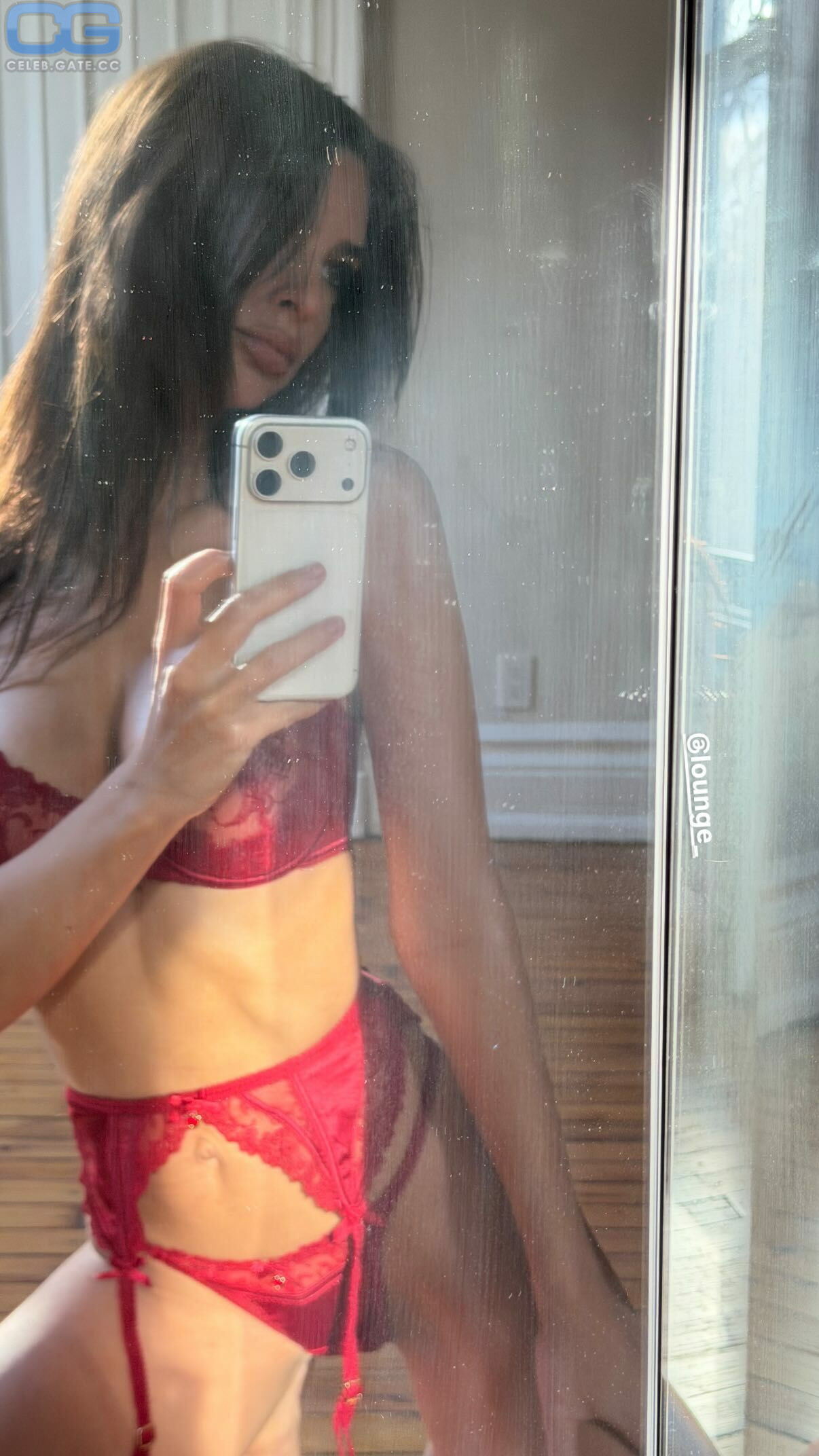 Emily Ratajkowski 