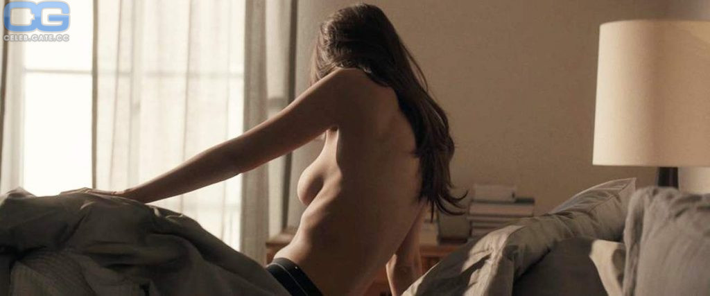 Emily Ratajkowski nude scene