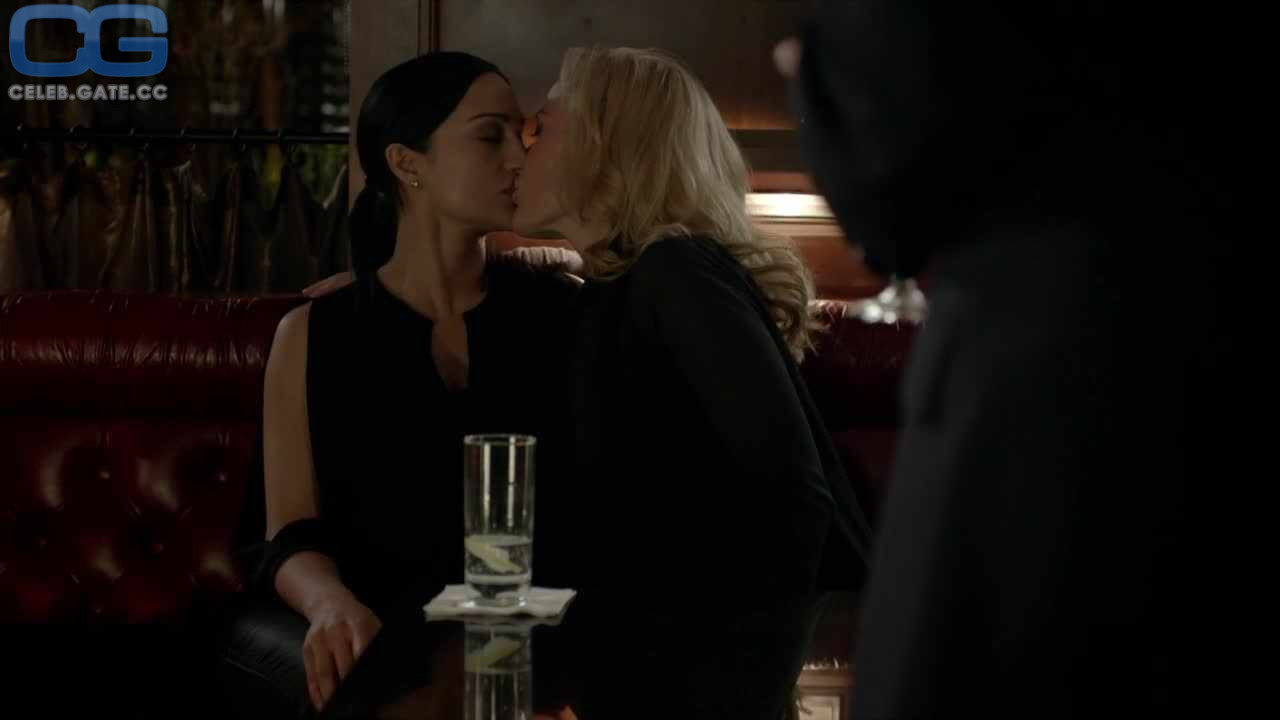 Gillian Anderson kiss