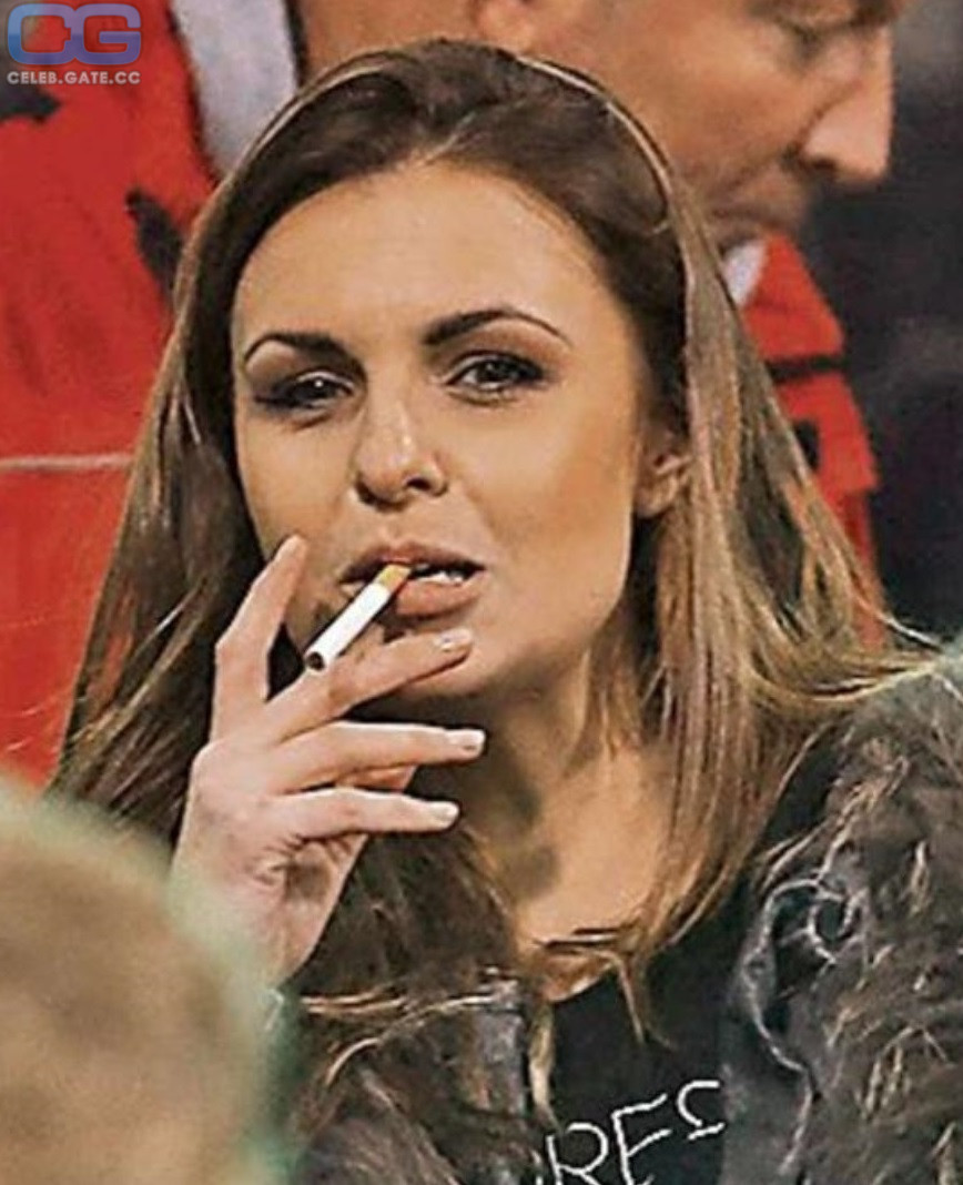 Laura Wontorra sexy-zigarette-rauchen