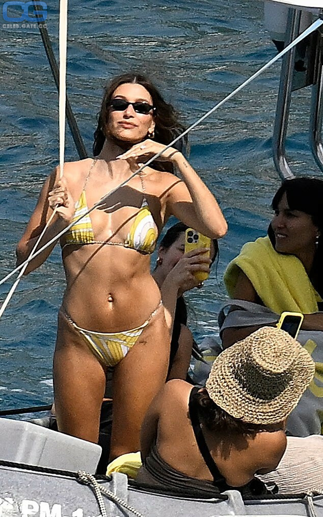 Hailey Bieber 