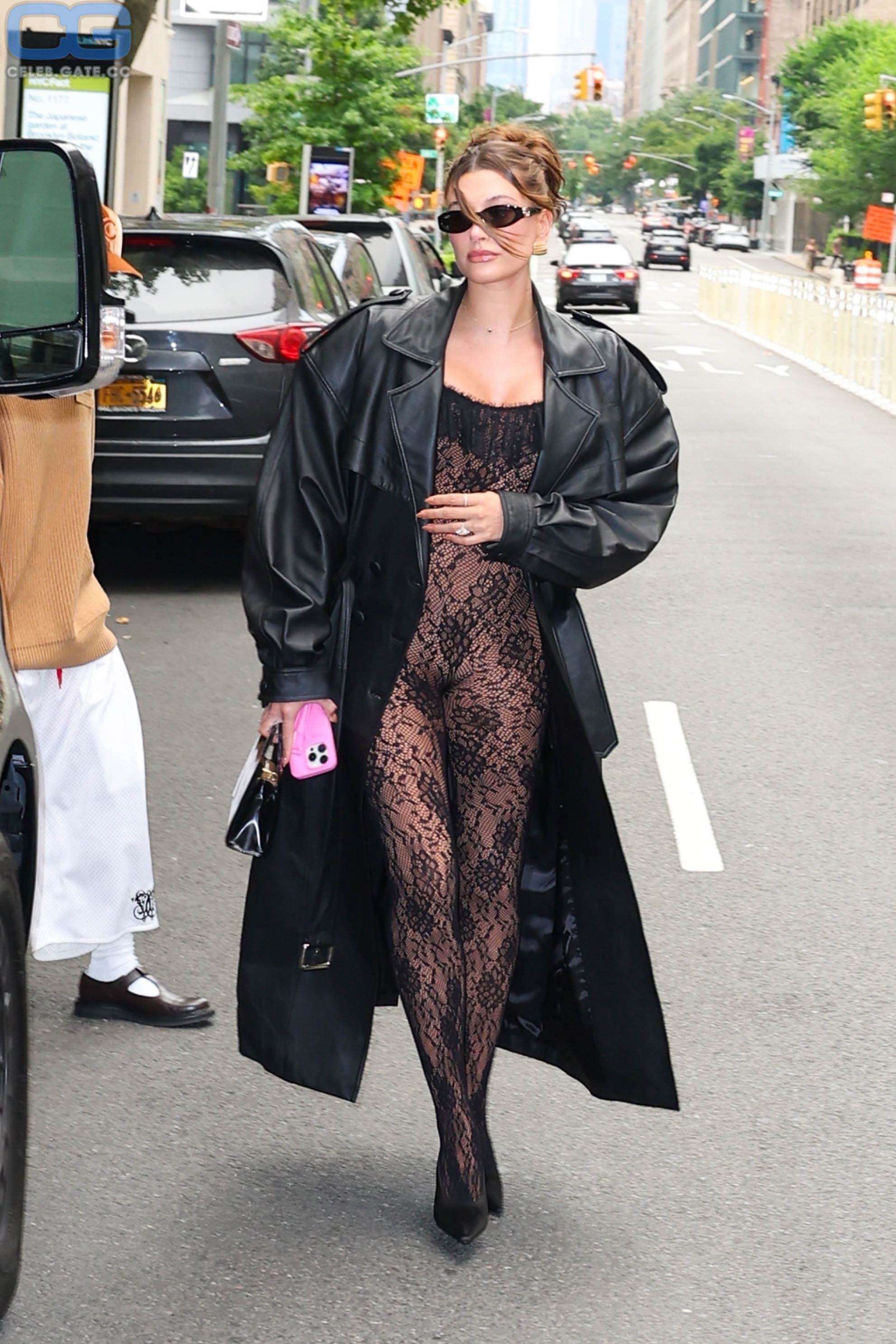 Hailey Bieber 