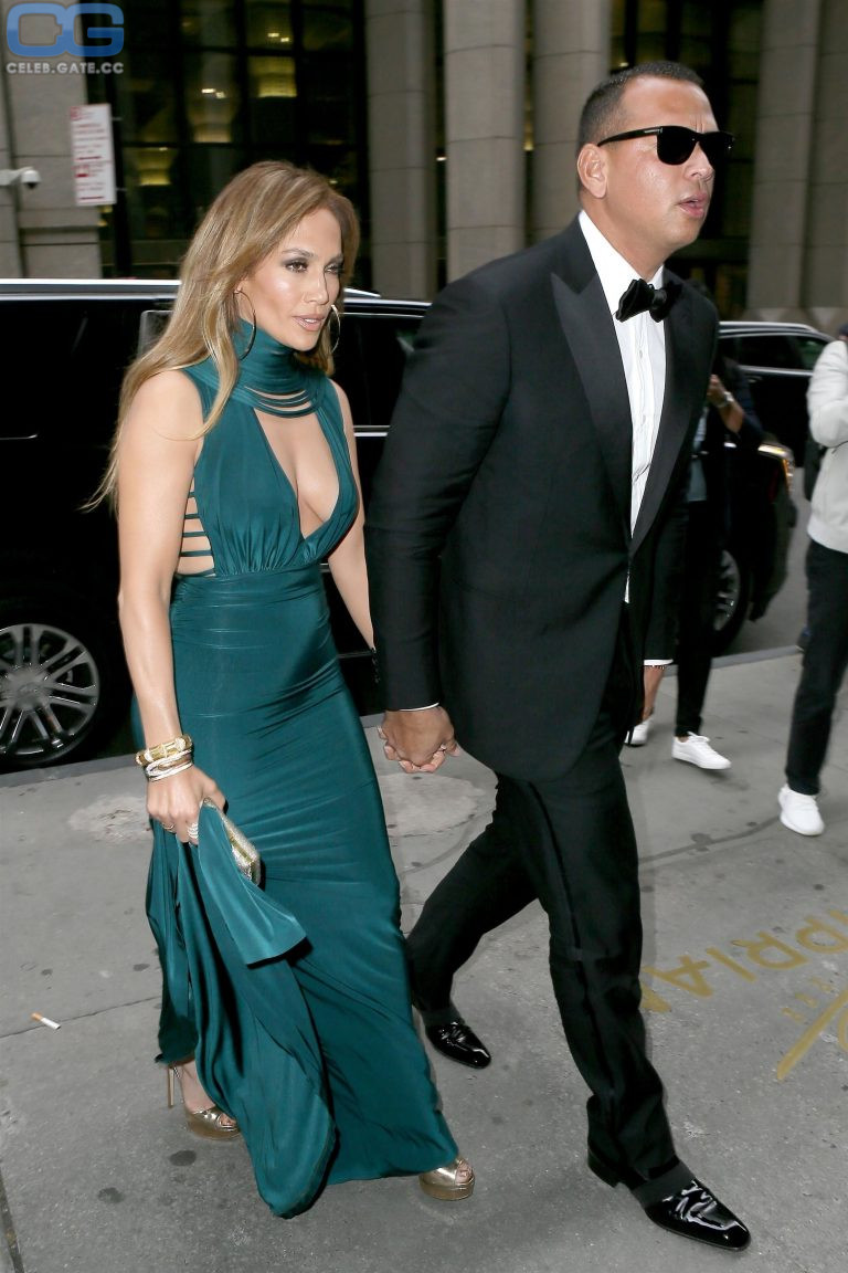 Jennifer Lopez braless