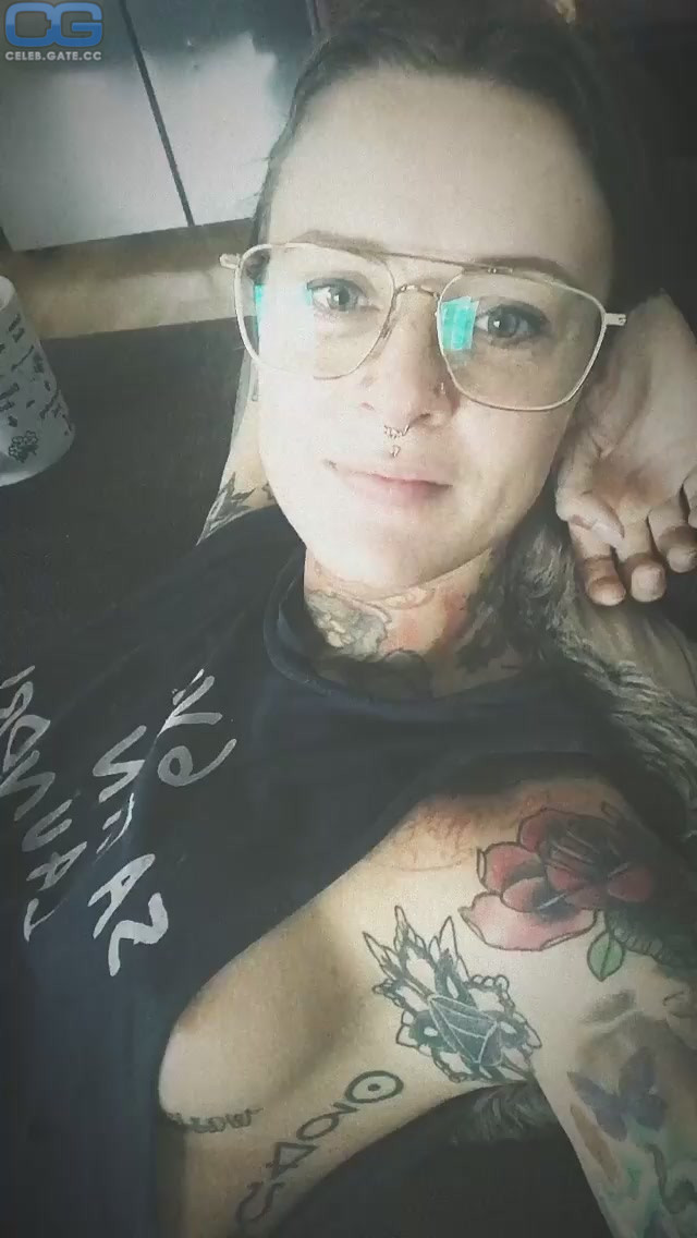 Jennifer Weist underboob