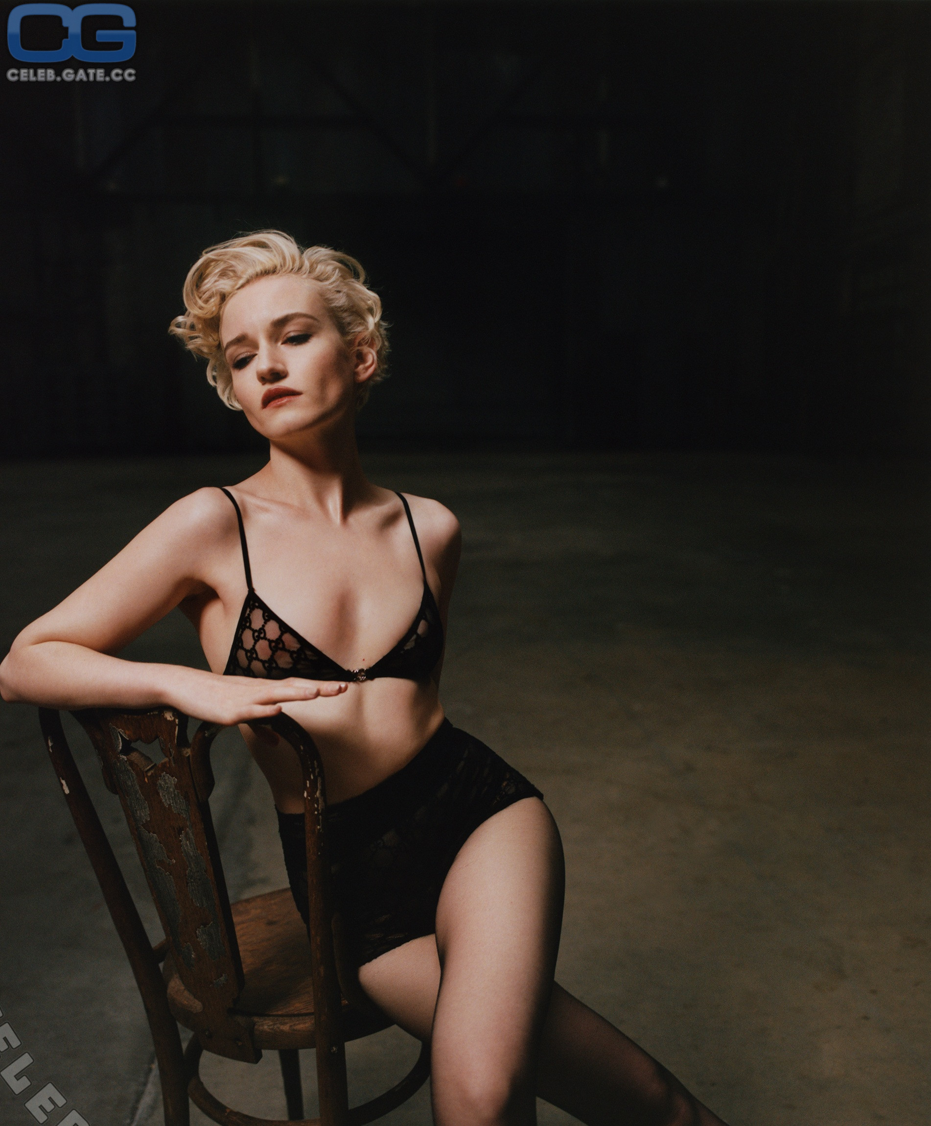 Julia Garner 