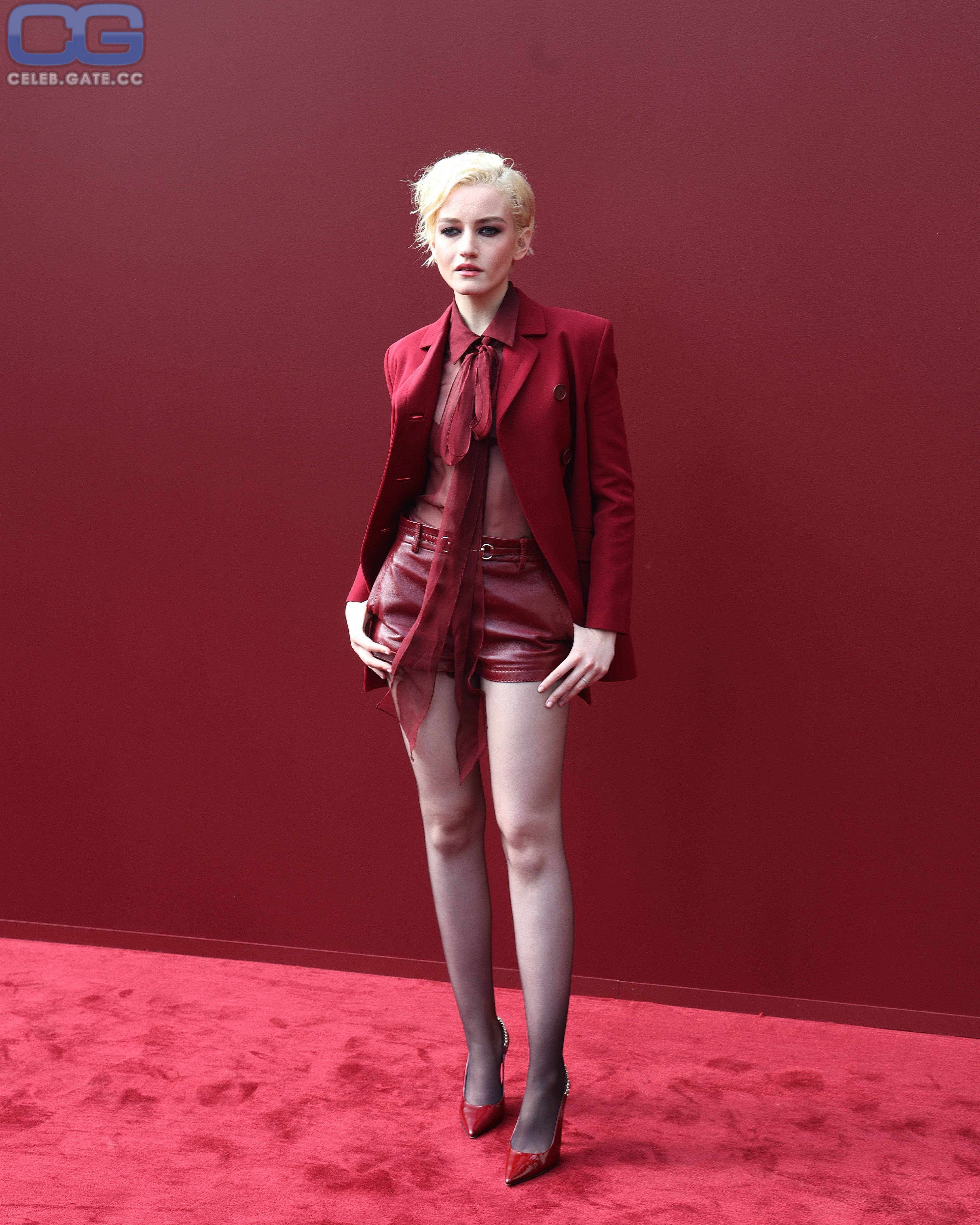 Julia Garner 