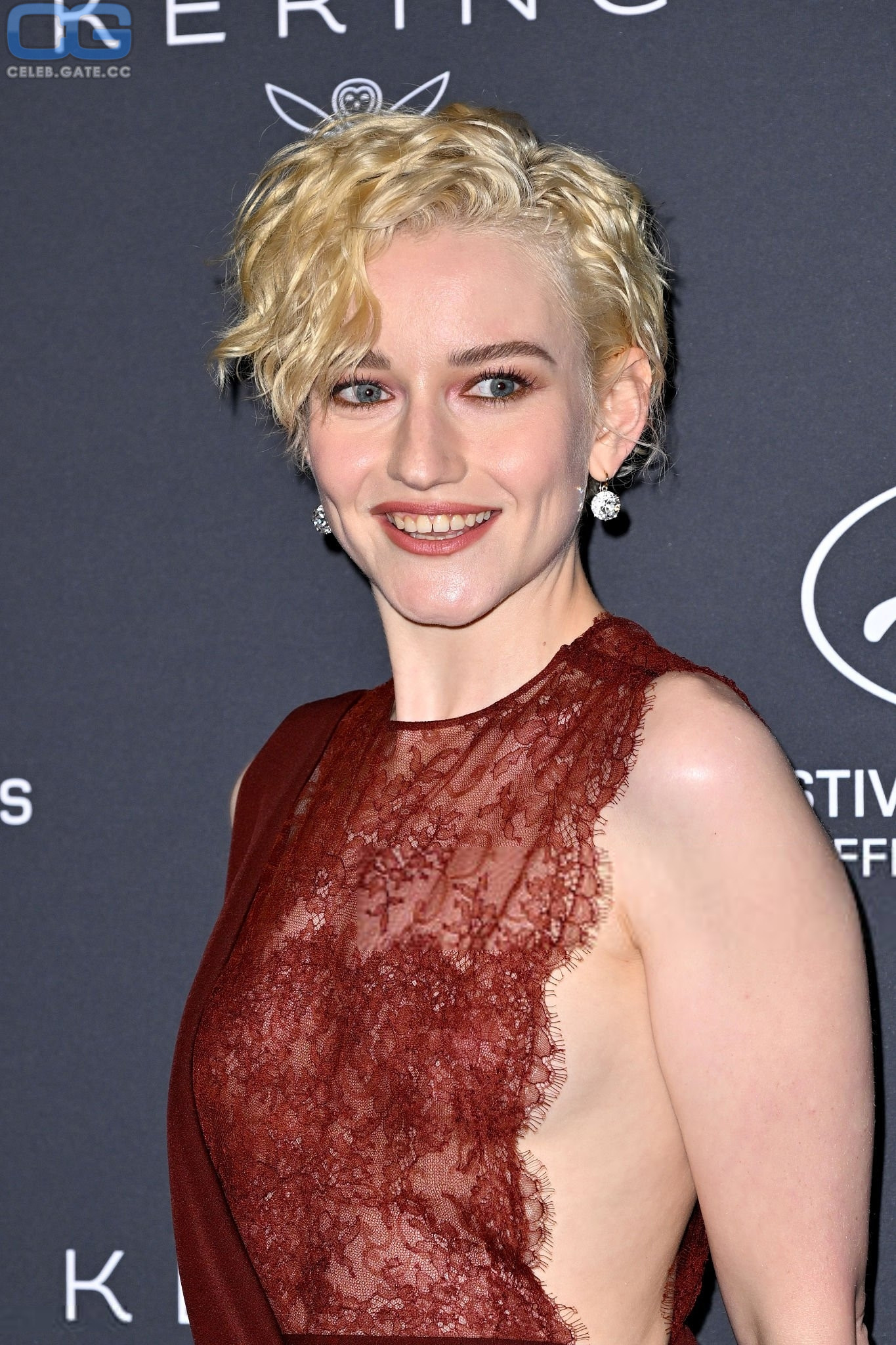 Julia Garner 