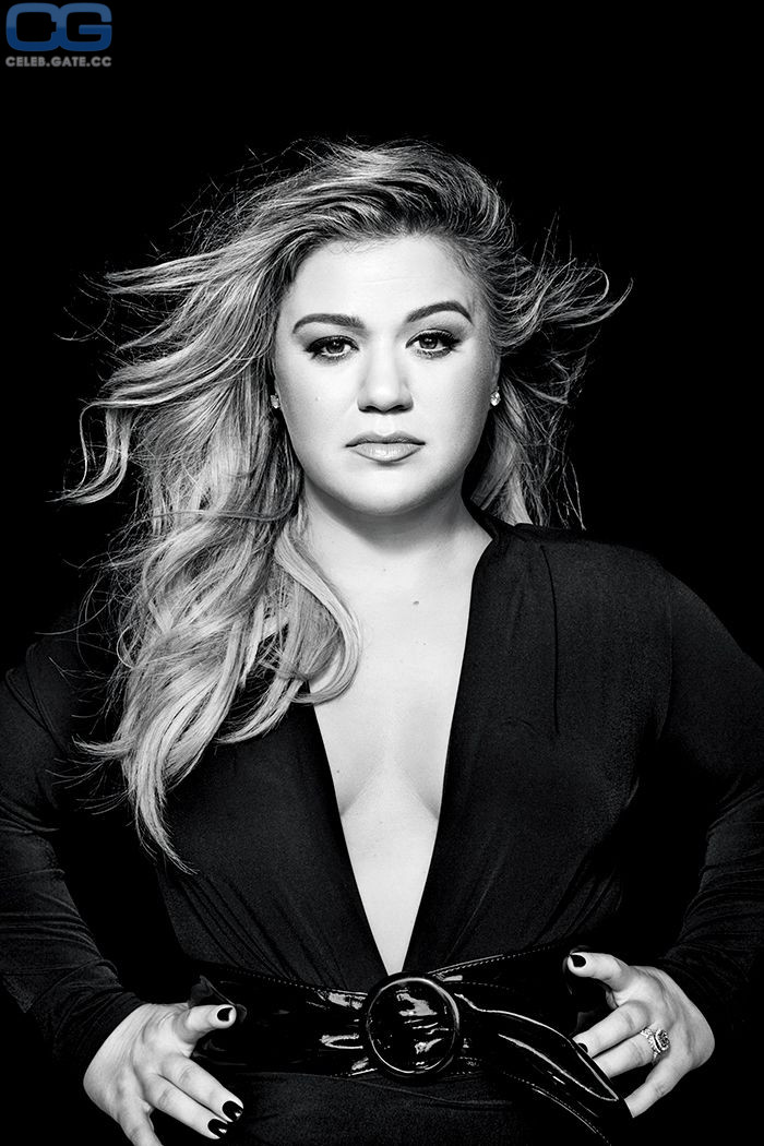 Kelly Clarkson cleavage