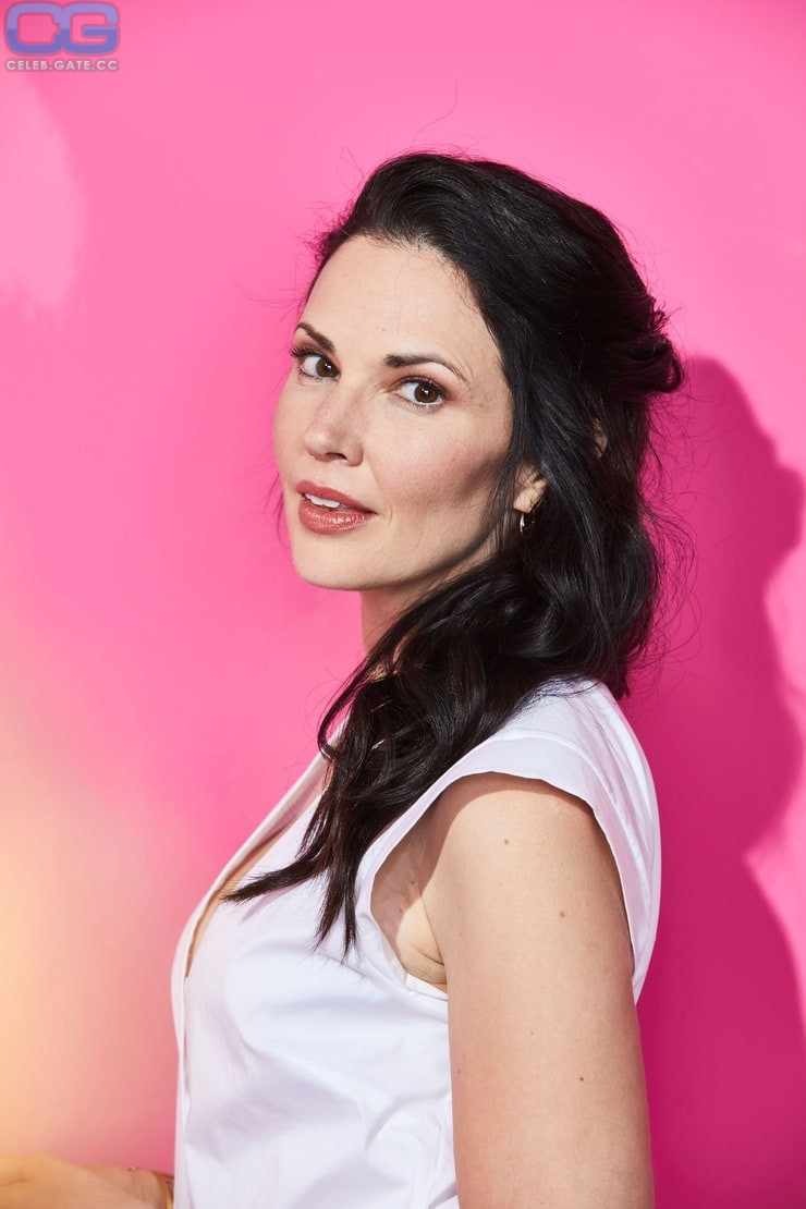 Laura mennell nackt