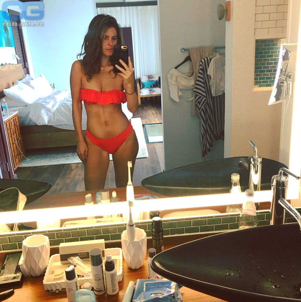 Maria Menounos sexy selfie