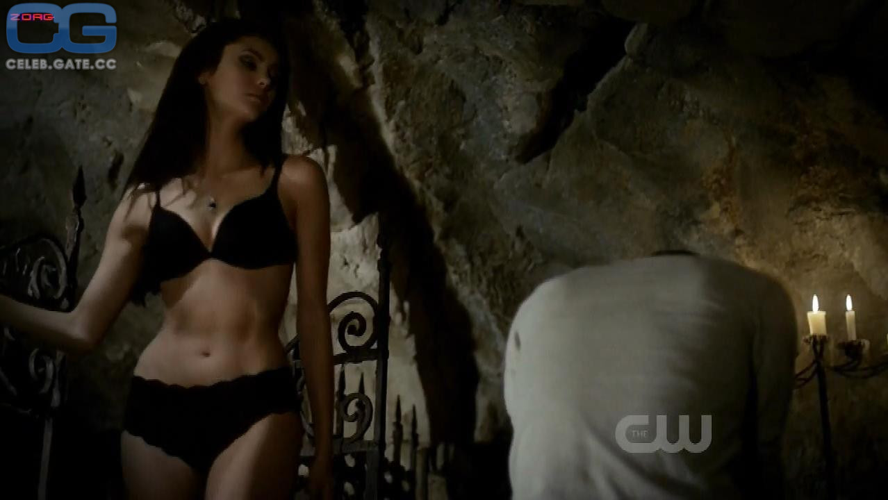 Nina Dobrev 