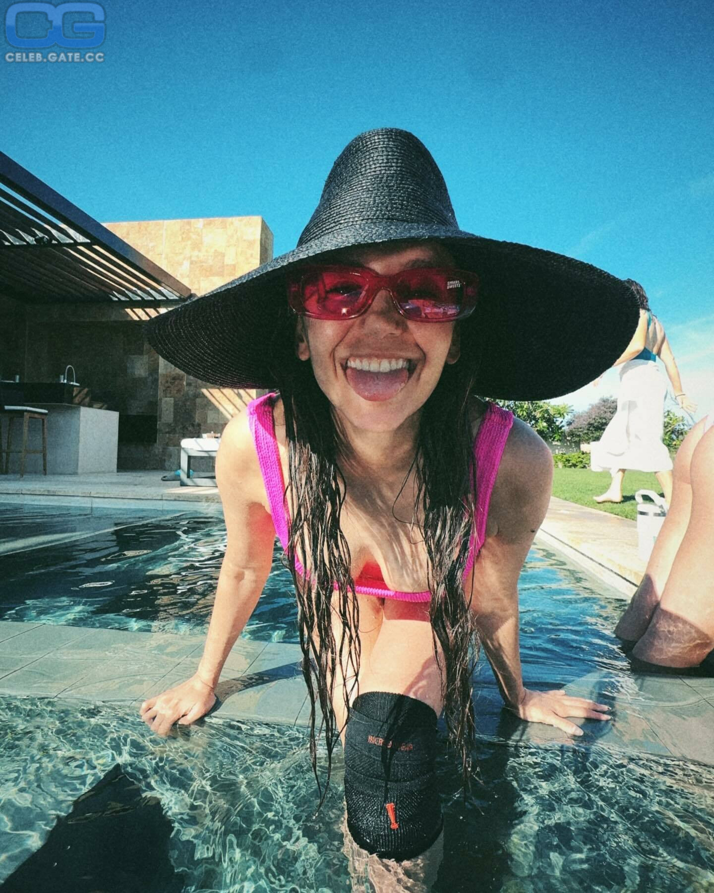 Nina Dobrev 